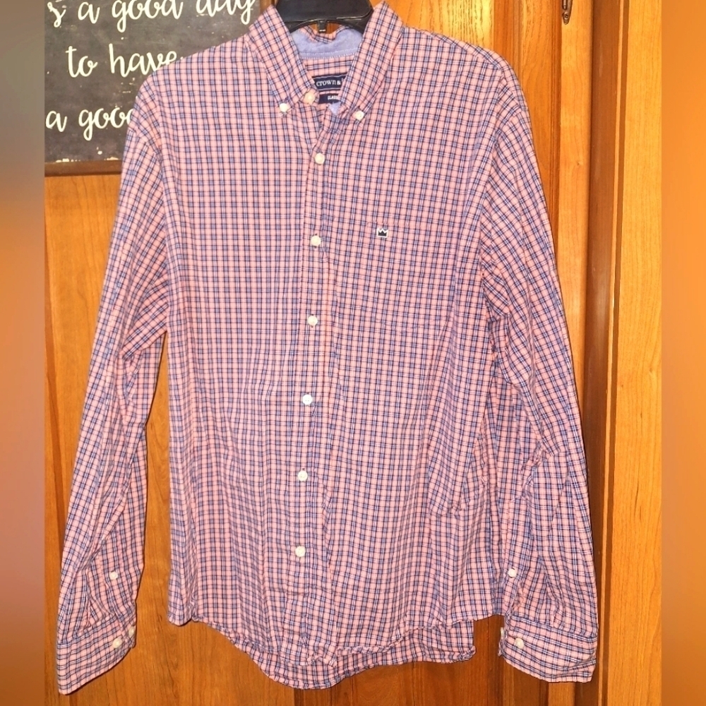 A Crown and Ivy Classic Fit long sleeve button-down men's shirt in a size large.